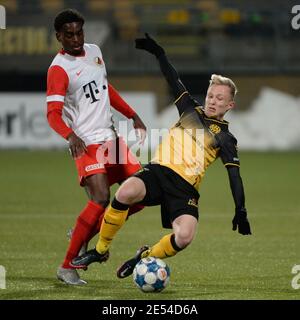 KERKRADE, NIEDERLANDE - JANUAR 24: Albert-Nicolas Lottin vom Jong FC Utrecht, Patrick PflŸcke von Roda JC während des niederländischen Keukenkampioendivision-Spiels Stockfoto