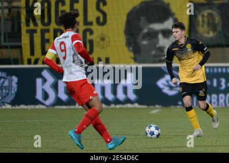KERKRADE, NIEDERLANDE - JANUAR 24: Jeredy Hilterman (Kapitän) des Jong FC Utrecht, Danny Bakker von Roda JC während der niederländischen Keukenkampioendivision MAT Stockfoto
