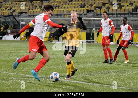 KERKRADE, NIEDERLANDE - JANUAR 24: Jeredy Hilterman (Kapitän) des FC Jong Utrecht, Patrick PflŸcke von Roda JC während der holländischen Keukenkampioendivision Stockfoto