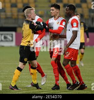 KERKRADE, NIEDERLANDE - JANUAR 24: Patrick PflŸcke von Roda JC, Rida El Barjiji von Jong FC Utrecht, Mark Pabai von Jong FC Utrecht während des holländischen Keu Stockfoto