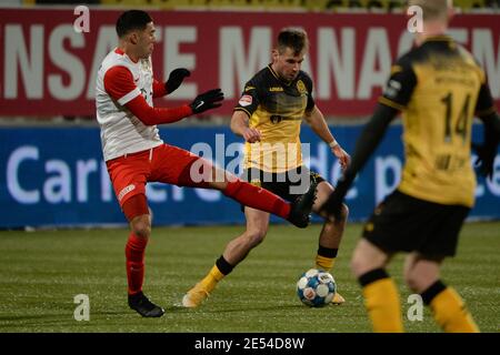 KERKRADE, NIEDERLANDE - JANUAR 24: Mohamed Mallahi vom Jong FC Utrecht, Patrick PflŸcke von Roda JC während des niederländischen Keukenkampioendivision-Spiels dazwischen Stockfoto