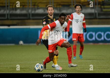 KERKRADE, NIEDERLANDE - JANUAR 24: Robert Klaasen von Roda JC, Albert-Nicolas Lottin von Jong FC Utrecht während des niederländischen Keukenkampioendivision Spiels Stockfoto