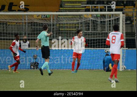 KERKRADE, NIEDERLANDE - JANUAR 24: Scheidsrechter Sam Droge, Jeredy Hilterman (Kapitän) des Jong FC Utrecht, Keeper Jan Hoekstra von Roda JC, Niek Voss Stockfoto