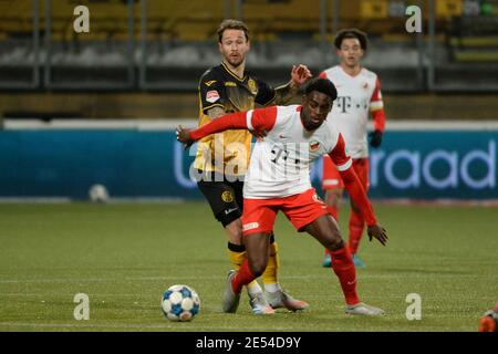 KERKRADE, NIEDERLANDE - JANUAR 24: Robert Klaasen von Roda JC, Albert-Nicolas Lottin von Jong FC Utrecht während des niederländischen Keukenkampioendivision Spiels Stockfoto