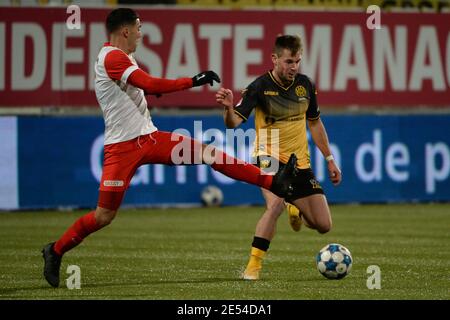 KERKRADE, NIEDERLANDE - JANUAR 24: Mohamed Mallahi vom Jong FC Utrecht, Patrick PflŸcke von Roda JC während des niederländischen Keukenkampioendivision-Spiels dazwischen Stockfoto