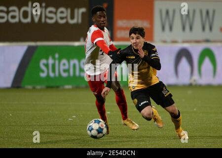 KERKRADE, NIEDERLANDE - JANUAR 24: Albert-Nicolas Lottin vom Jong FC Utrecht, Benji Bouchouari von Roda JC während der niederländischen Keukenkampioendivision matc Stockfoto