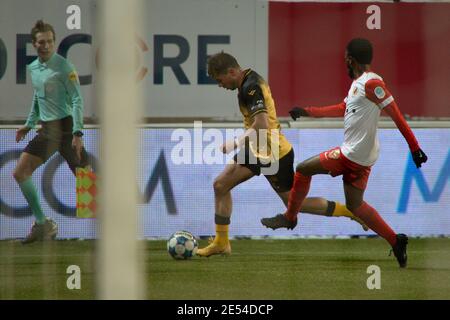 KERKRADE, NIEDERLANDE - JANUAR 24: Thijmen Goppel von Roda JC, Djevencio van der Kust von Jong FC Utrecht während des niederländischen Keukenkampioendivision Spiels Stockfoto