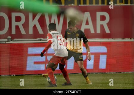KERKRADE, NIEDERLANDE - JANUAR 24: Djevencio van der Kust von Jong FC Utrecht, Thijmen Goppel von Roda JC während des niederländischen Keukenkampioendivision Spiels Stockfoto