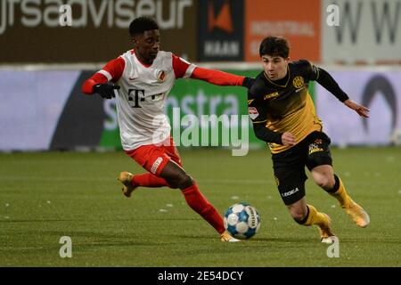 KERKRADE, NIEDERLANDE - JANUAR 24: Albert-Nicolas Lottin vom Jong FC Utrecht, Benji Bouchouari von Roda JC während der niederländischen Keukenkampioendivision matc Stockfoto