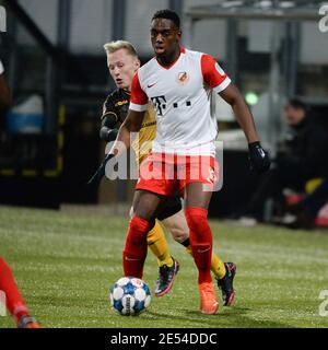 KERKRADE, NIEDERLANDE - JANUAR 24: Patrick PflŸcke von Roda JC, Sylian Aldren Mokono von Jong FC Utrecht während des niederländischen Keukenkampioendivision-Spiels Stockfoto