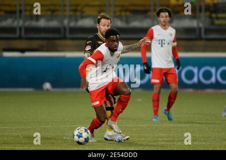 KERKRADE, NIEDERLANDE - JANUAR 24: Albert-Nicolas Lottin vom Jong FC Utrecht, Robert Klaasen von Roda JC während des niederländischen Keukenkampioendivision-Spiels Stockfoto