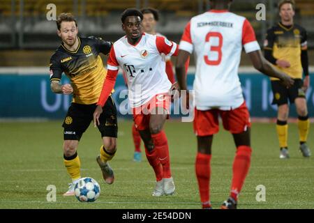 KERKRADE, NIEDERLANDE - JANUAR 24: Robert Klaasen von Roda JC, Albert-Nicolas Lottin von Jong FC Utrecht während des niederländischen Keukenkampioendivision Spiels Stockfoto