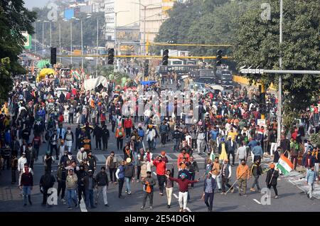 Agitierende Bauern, die mehrere Polizeibarrikaden an den Grenzen von Delhi durchbrachen und mit der Polizei zusammenprellen, um am dienstag, dem 26. Januar 2021, eine geschäftige Kreuzung zu blockieren, die am ITO Crossing in Neu-Delhi bekannt ist. Die Bauern nahmen eine Zugerkamaley gegen die neuen Agrargesetze der Regierung ab, die sie zur Aufhebung fordern. Der Tag wird als 72. Gefeiert. Republic Day of India mit dem Premierminister Zeuge einer Parade zeigt militärische und kulturelle Macht des Landes. Foto: Sondeep Shankar Stockfoto