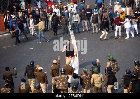 Ein Bauernführer spricht mit einem Polizeibeamten, während die agittierenden Bauern, die mehrere Polizeibarrikaden an den Grenzen von Delhi durchbrochen und mit der Polizei zusammengetroffen haben, um eine geschäftige Kreuzung zu blockieren, die am ITO Crossing in Neu-Delhi am dienstag, dem 26. Januar 2021 bekannt ist. Die Bauern nahmen eine Zugerkamaley gegen die neuen Agrargesetze der Regierung ab, die sie zur Aufhebung fordern. Der Tag wird als 72. Gefeiert. Republic Day of India mit dem Premierminister Zeuge einer Parade zeigt militärische und kulturelle Macht des Landes. Foto: Sondeep Shankar Stockfoto