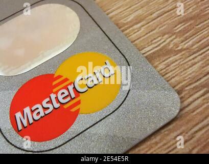 Eine Makroaufnahme einer Mastercard Kreditkarte. Mastercard ist eines der größten Kreditkartenunternehmen der Welt. 25.01.2021 Warschau, Polen Stockfoto