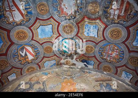 Wappen, Embleme der königlichen Familien, gemalt am Eingang des Schlosses Rocca Sanvitale, einer Festung in Fontanellato, Parma, Italien. Stockfoto