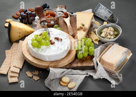 Verschiedene Käsesorten auf grauem Hintergrund. Stockfoto