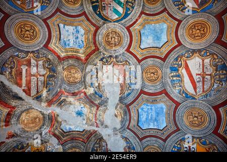 Wappen, Embleme der königlichen Familien, gemalt am Eingang des Schlosses Rocca Sanvitale, einer Festung in Fontanellato, Parma, Italien. Stockfoto