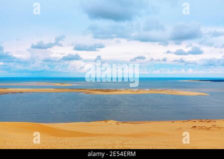 Sandige Küste des Atlantischen Ozeans . Landschaft mit Inseln in der Bucht. Natürliches Merkmal Düne von Pilat Stockfoto