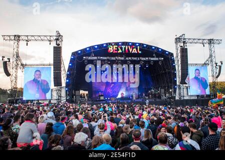 Gesamtansicht der Castle Stage als Rag'n'Bone man live auf der Bühne beim Beestival 2017 im Lulworth Castle - Wareham auftritt. Stockfoto