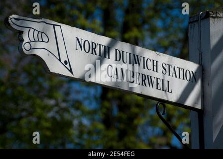 Wegweiser zur North Dulwich Station und Camberwell, Dulwich Village, London, SE21, England Stockfoto