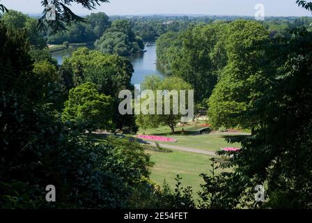 Blick vom Richmond Hill über die Themse und darüber hinaus (flussaufwärts), Richmond, Surrey, England Stockfoto
