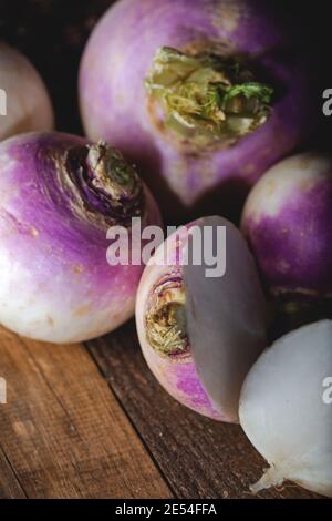 Frische lila Rüben auf Holzhintergrund. Stockfoto