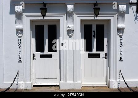 Zwei weiße Türen am Flussufer, Burnham-on-Crouch, Essex, England Stockfoto