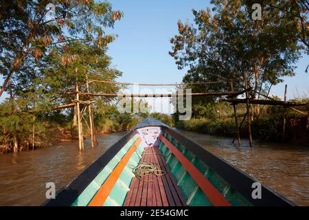 Traditionelle Holzschifffahrt auf Inle Lake, Myanmar. Stockfoto