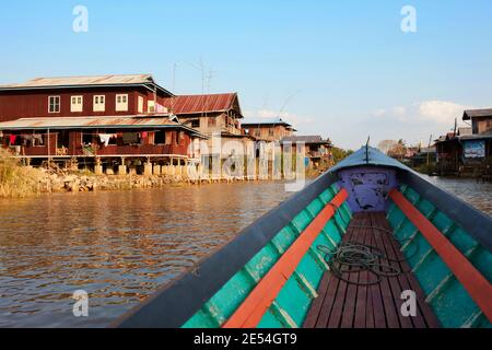 Traditionelle Holzschifffahrt auf Inle Lake, Myanmar. Stockfoto