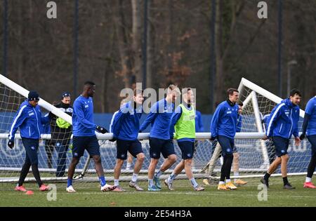 Karlsruhe, Deutschland. Januar 2021. Xavier Amaechi (KSC), Babacar Gueye (KSC), David Trivunic (KSC), Alexander Groiss (KSC). Christoph Kobald (KSC), Philip Heise (KSC) und Lukas Froede (KSC)/von links nach rechts tragen ein Tor. GES/Fußball/2. Bundesliga: Karlsruher SC - Training, 01/26/2021 Fußball: 2. Bundesliga: KSC Training, Karlsruhe, 26. Januar 2021 Quelle: dpa/Alamy Live News Stockfoto