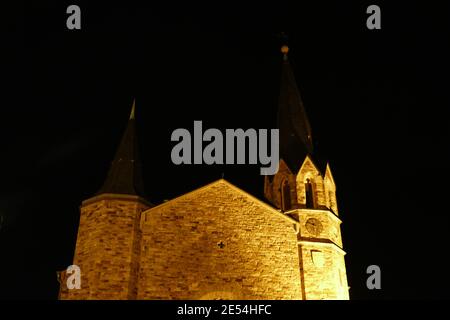 Kirchturm Von Der Martin-Luther-Kirche Beleuchtet Bei Nacht In Bad Neuenahr Stockfoto