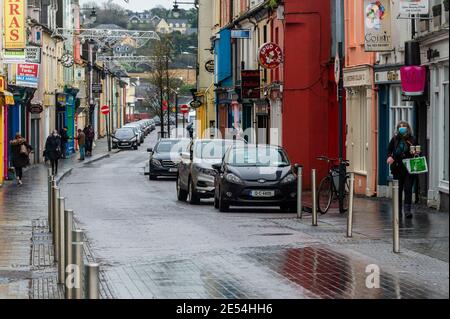 Clonakilty, West Cork, Irland. Januar 2021. Der Taoiseach, Michaél Martin, hat bestätigt, dass die aktuelle Stufe-5-Sperre bis zum 5. März fortgesetzt wird, um die Ausbreitung des Coronavirus zu verlangsamen. In dieser Zeit dürfen nur wichtige Geschäfte und Bauunternehmen geöffnet bleiben. Quelle: AG News/Alamy Live News Stockfoto