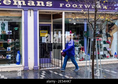 Clonakilty, West Cork, Irland. Januar 2021. Der Taoiseach, Michaél Martin, hat bestätigt, dass die aktuelle Stufe-5-Sperre bis zum 5. März fortgesetzt wird, um die Ausbreitung des Coronavirus zu verlangsamen. In dieser Zeit dürfen nur wichtige Geschäfte und Bauunternehmen geöffnet bleiben. Quelle: AG News/Alamy Live News Stockfoto