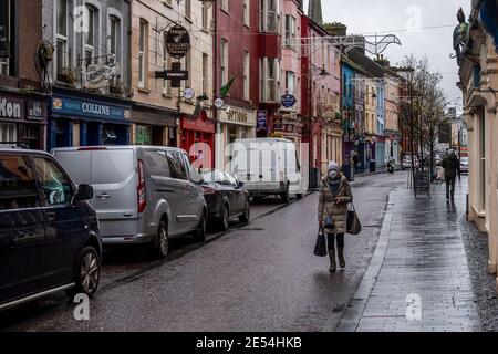 Clonakilty, West Cork, Irland. Januar 2021. Der Taoiseach, Michaél Martin, hat bestätigt, dass die aktuelle Stufe-5-Sperre bis zum 5. März fortgesetzt wird, um die Ausbreitung des Coronavirus zu verlangsamen. In dieser Zeit dürfen nur wichtige Geschäfte und Bauunternehmen geöffnet bleiben. Quelle: AG News/Alamy Live News Stockfoto