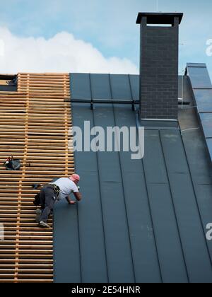 Gebäude-Crew arbeitet an der Dachbahnen Stockfoto