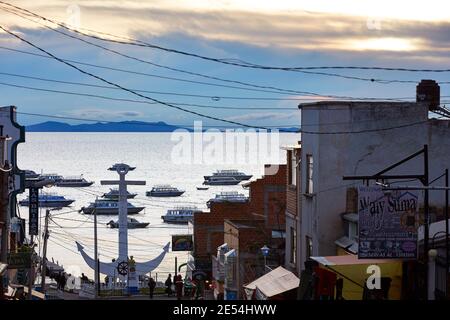 Der Hafen von Copacabana am Ufer des Titicacacasees, Bolivien. Stockfoto