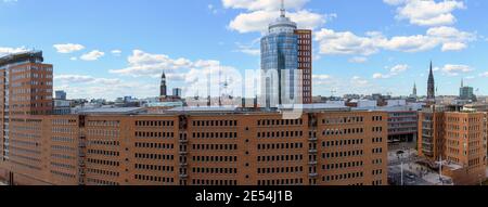 Panoramablick auf die Gebäude am Sandtorkai, das Columbus-Haus und die Dächer von Hamburg Stockfoto