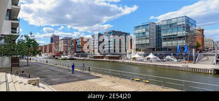 Panoramablick auf die Sandtorfleet mit modernen Gebäuden der Hafenstadt Hamburg, Deutschland Stockfoto