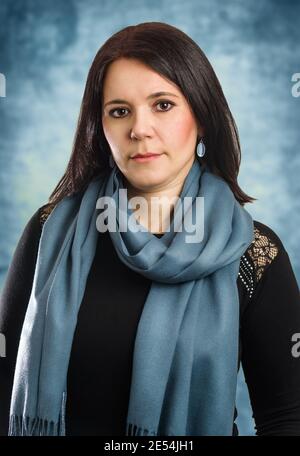 Ernst Mittelalter kaukasischen Geschäftsfrau trägt schwarze Bluse und blauen Schal entspannt mit ernsten Ausdruck im Gesicht. Einfach und natürlich aussehen Stockfoto