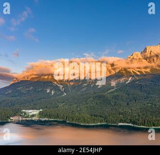 Luftdrohnenaufnahme von Alpenglow mit Nebel auf Zugspitze by Eibsee in Deutschland Stockfoto