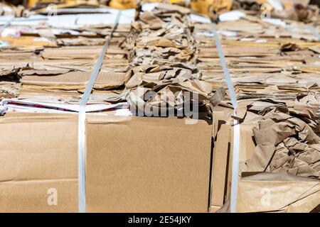 Ein Vollbildfoto eines Stapels von Kartons Abgeflacht und zum Recycling zusammengebunden Stockfoto