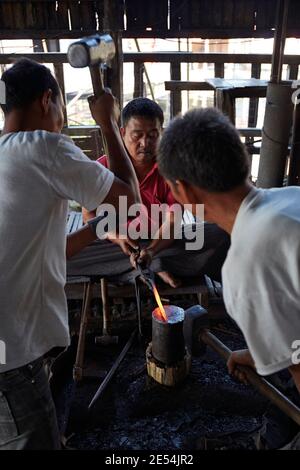 Schmiede bei der Arbeit Schmieden von Eisen/Stahl in einer lokalen Werkstatt auf Inle Lake, Myanmar. Stockfoto