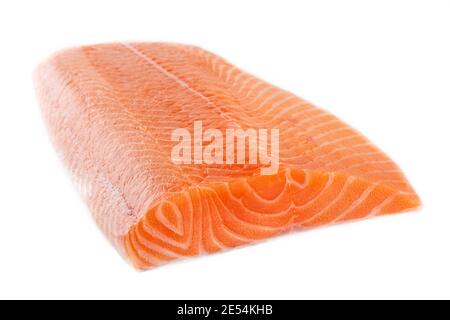 Frisches rohes Lachsfilet isoliert auf weißem Hintergrund, Seitenansicht Stockfoto