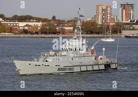 Der britische Grenzagentur-Cutter HMC SEEKER verlässt den Hafen Stockfoto