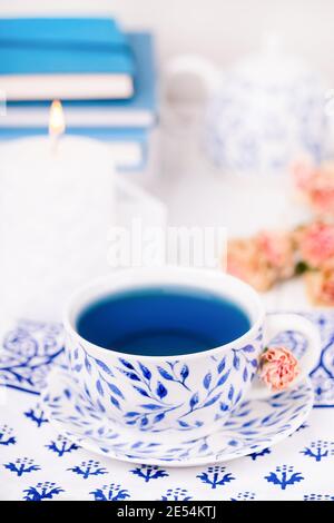 Porzellan Tasse Bio-blauen Schmetterling Erbsenblüten Tee Stockfoto