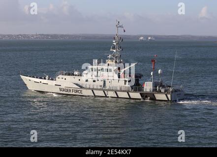 Die britische Grenzagentur Cutter HMC SEEKER in der Solent. Das 42-Meter-Patrouillenschiff ist das führende Schiff der HM Revenue and Customs Fleet Stockfoto