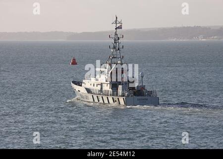 Die britische Grenzagentur Cutter HMC SEEKER in der Solent. Das 42-Meter-Patrouillenschiff ist das führende Schiff der HM Revenue and Customs Fleet Stockfoto