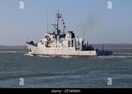 Das französische Trainingsschiff FS Panther (A749) fährt nach einem Kurzer Besuch des Marinestützpunkts Stockfoto