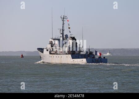 Das französische Trainingsschiff FS Lion (A755) fährt nach einem Kurzer Besuch des Marinestützpunkts Stockfoto